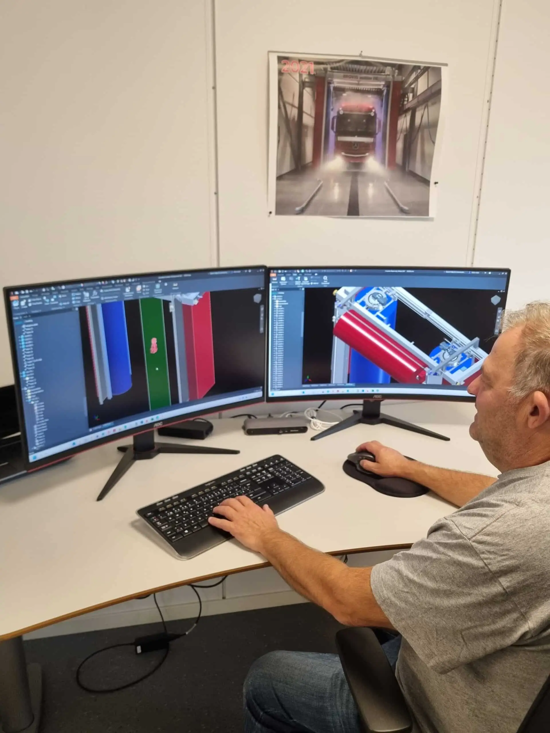 Konstruktør som tegner en Brøvig vaskemaskin i 3D på to skjermer