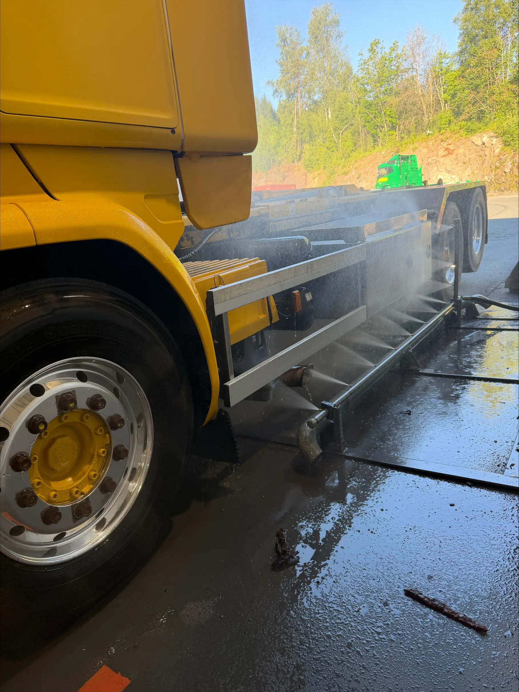 Underspyling av hjul og chassis på lastebil